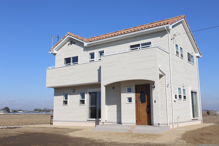 アイボリーの壁と混ぜ葺き屋根のかわいいお家 アイボリーの壁と混ぜ葺き屋根のかわいいお家